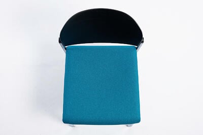 Recycelte Kunststoffstühle mit Metallgestell